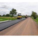 รับปูถนนลาดยางแอสฟัลท์ติกคอนกรีต - บริษัท กาญจนาธุรกิจก่อสร้าง จำกัด