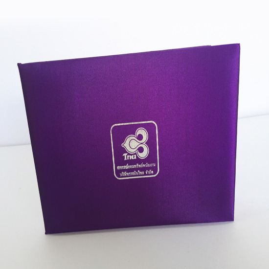 ปกผ้าไหม ปกใส่ประกาศนียบัตร  ปกวุฒิบัตร  ใบประกาศ  ปกสมุดลงนาม  ปกปริญญาบัตร  ปกผ้าไหม  ปกประกาศนียบัตร  แฟ้มผ้าไหม  ปกผ้าไหมพิมพ์ทอง  ปกกำมะหยี่  ปกหนัง  ปกประกาศเกียรติคุณ 